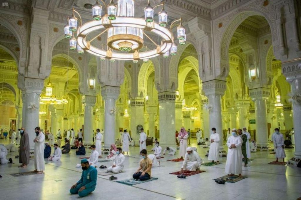 Warga salat berjamaah pertama seusai Masjid Nabawi dibuka kembali (Foto: thenationalnews.com via Republika)
