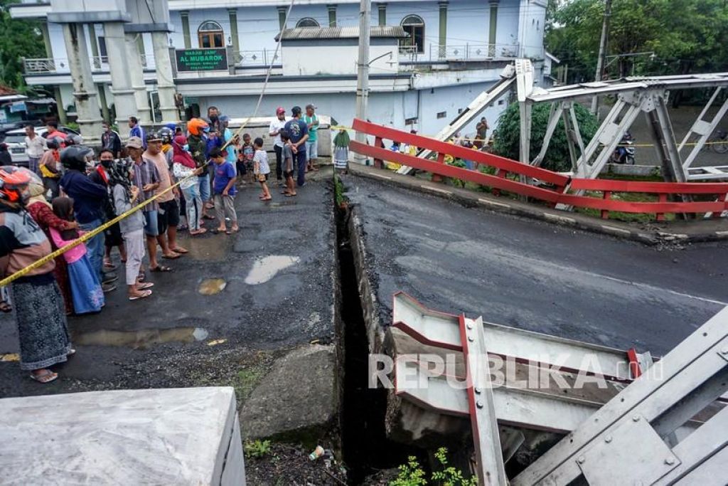 Jembatan perbatasan yang amblas di Kabupaten Pekalongan, Jawa Tengah. (FOTO : Antara/Harviyan Perdana Putra via Republika)