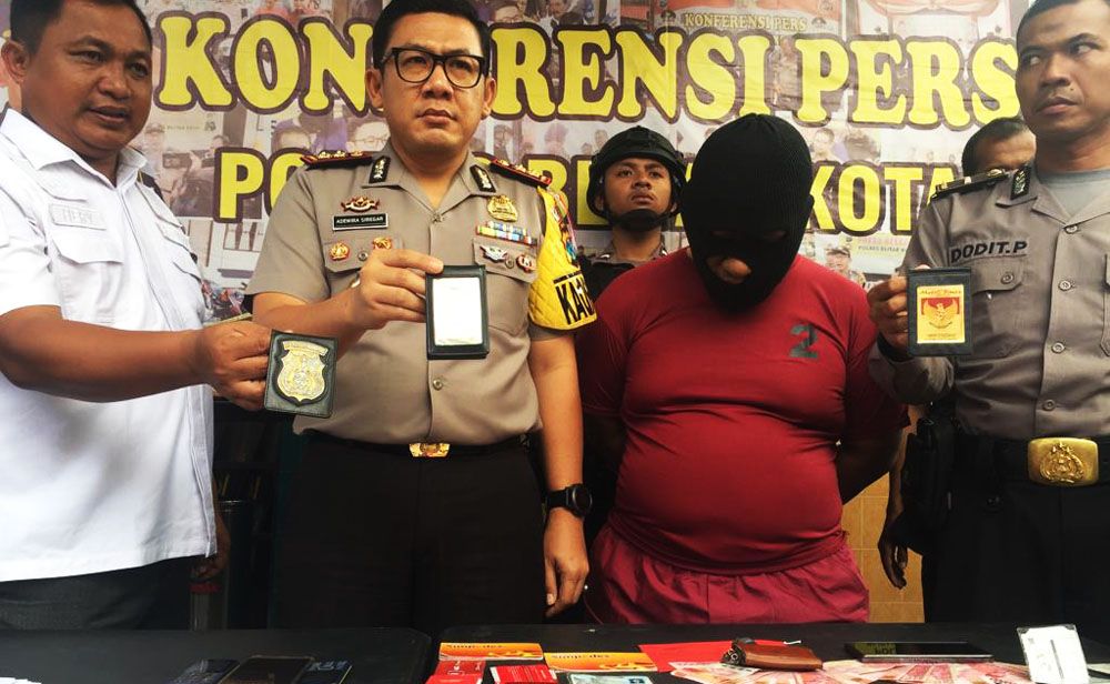 Tersangka bersama barang bukti