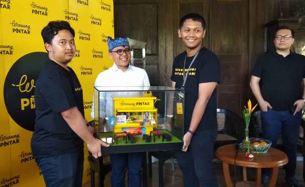 Bupati Banyuwangi, Abdullah Azwar Anas didampingi COO dan Co-founder Warung Pintar di Pendopo Sabha Swagata