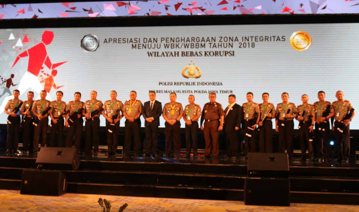 Kapolda Jatim dan 12 Kapolres jajaran saat menerima penghargaan di Jakarta