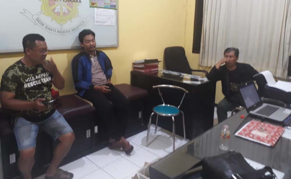 Petugas mengamankan pemilik lutung