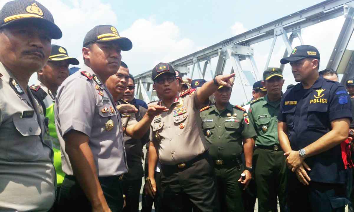 Kapolda Jatim saat meninjau Jembatan Widang yang runtuh.