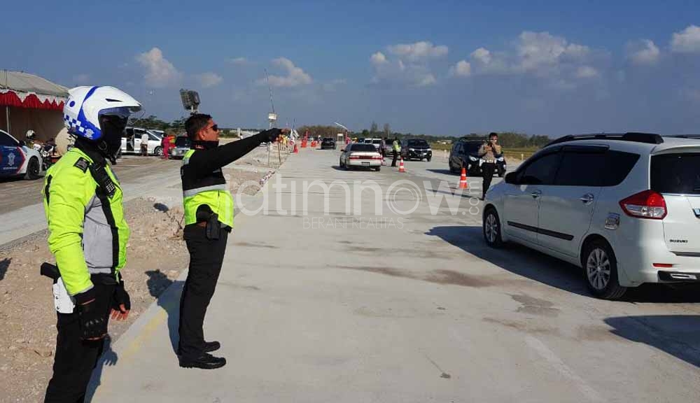 Petugas kepolisian sedang mengatur lalu lintas di Tol wilangan