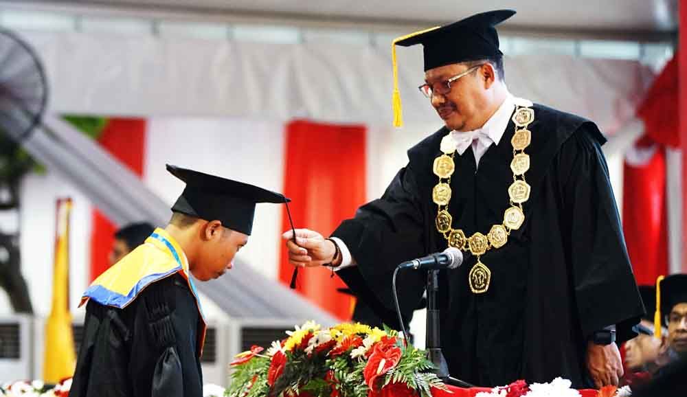 Untag Kukuhkan 950 Wisudawan, Bambang DH: Harus Peka Teknologi