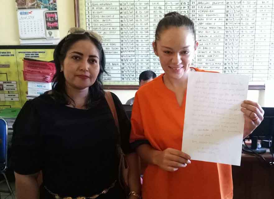 Tersangka Michelle Justine menunjukkan surat tulis tangan permintaan maaf didampingi pengacaranya.
