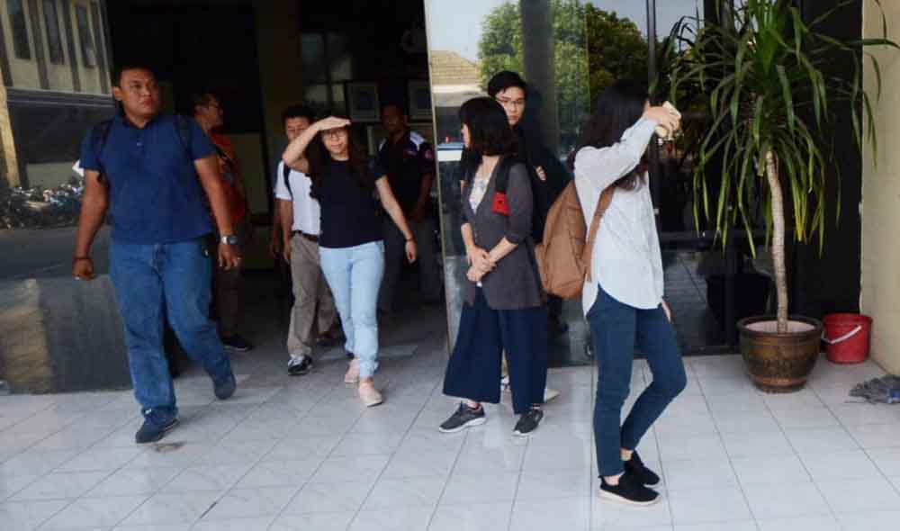 10 WNA saat berada di Mapolrestabes Surabaya
