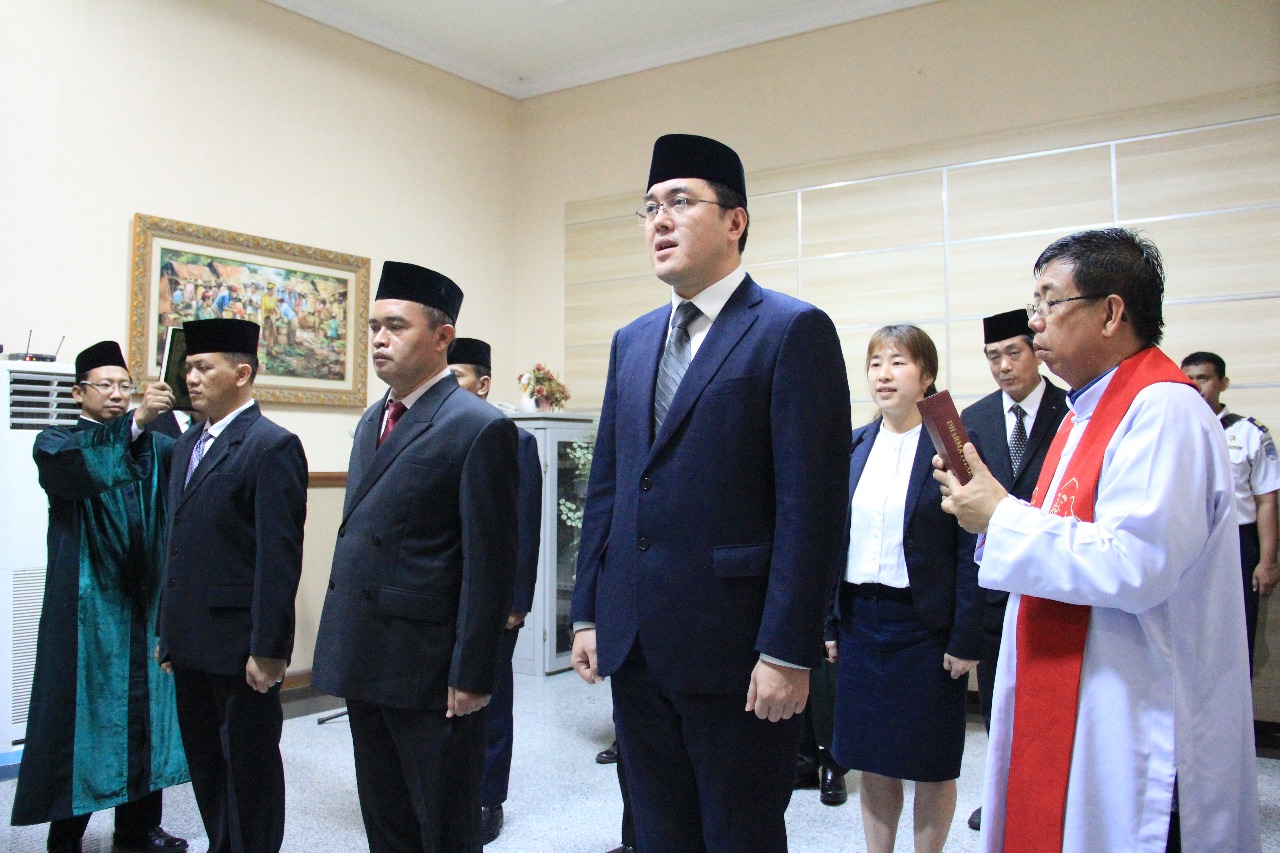 Pengambila sumpah WNA menjadi WNI.