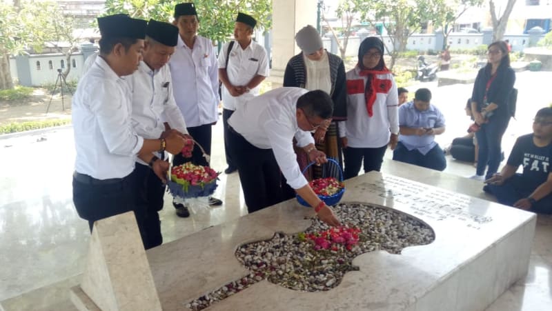 Ziarah ke Makam WR Soepratman, Tim Jokowi: Ini Pahlawan Sejati