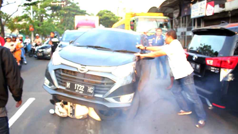 Wahid Wahyudi (tengah) saat mendampingi Gubernur Khofifah di Sampang pada Rabu (10/6/2020)