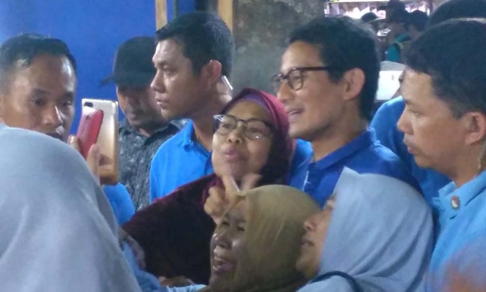 Sandiaga Uno berselfie dengan emak-emak yang menyambutnya