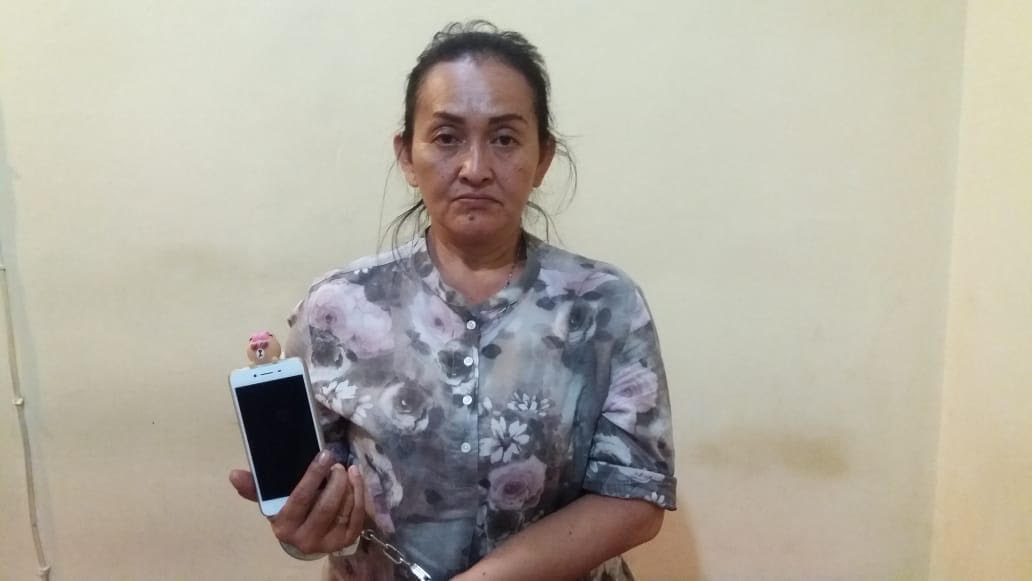 Andhina saat diamankan di Mapolsek Wonokromo.