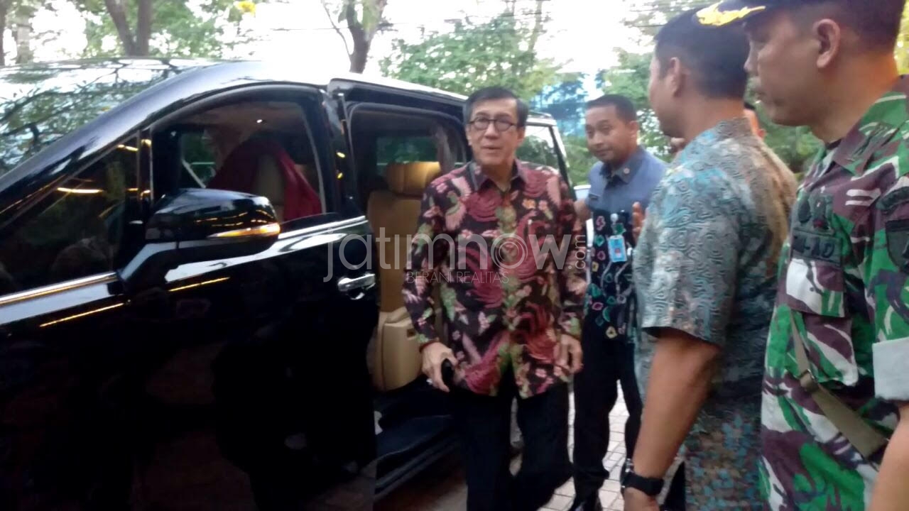 Menteri Hukum dan HAM, Yasonna H Laoly saat tiba di GKI Diponegoro Surabaya./Foto: Narendra Bakrie