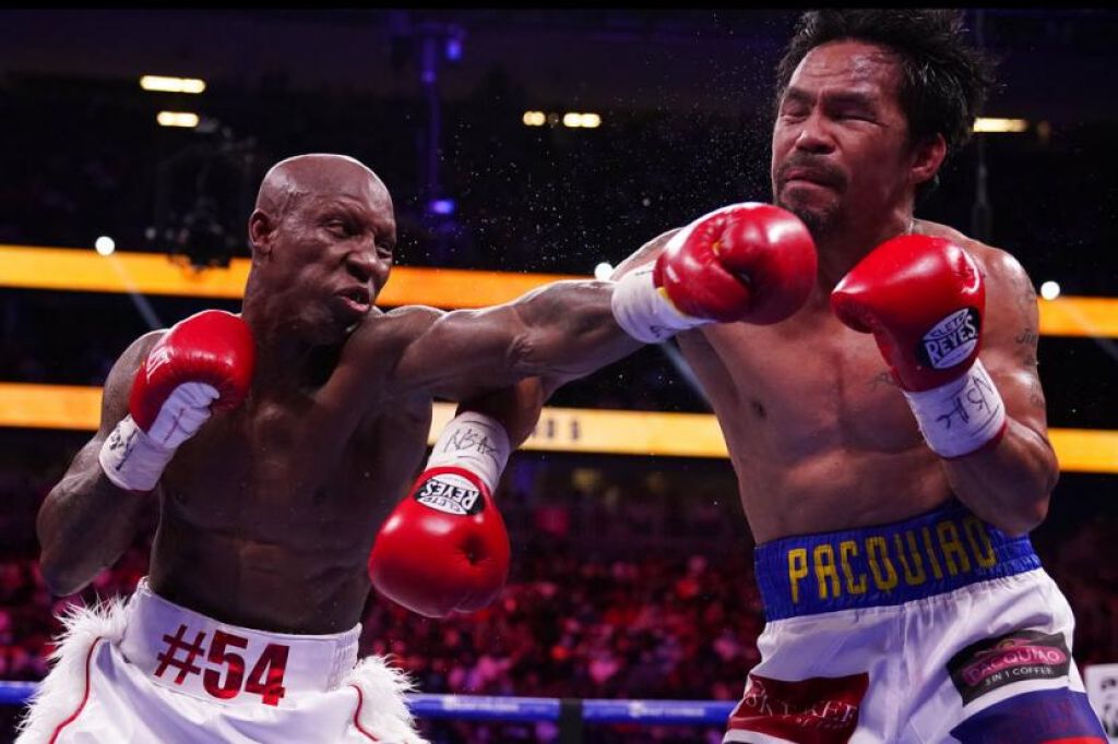Yorenis Ugas melawan Manny Pacquaio pada laga di Las Vegas (Foto: AP Photo/John Locher via Republika)
