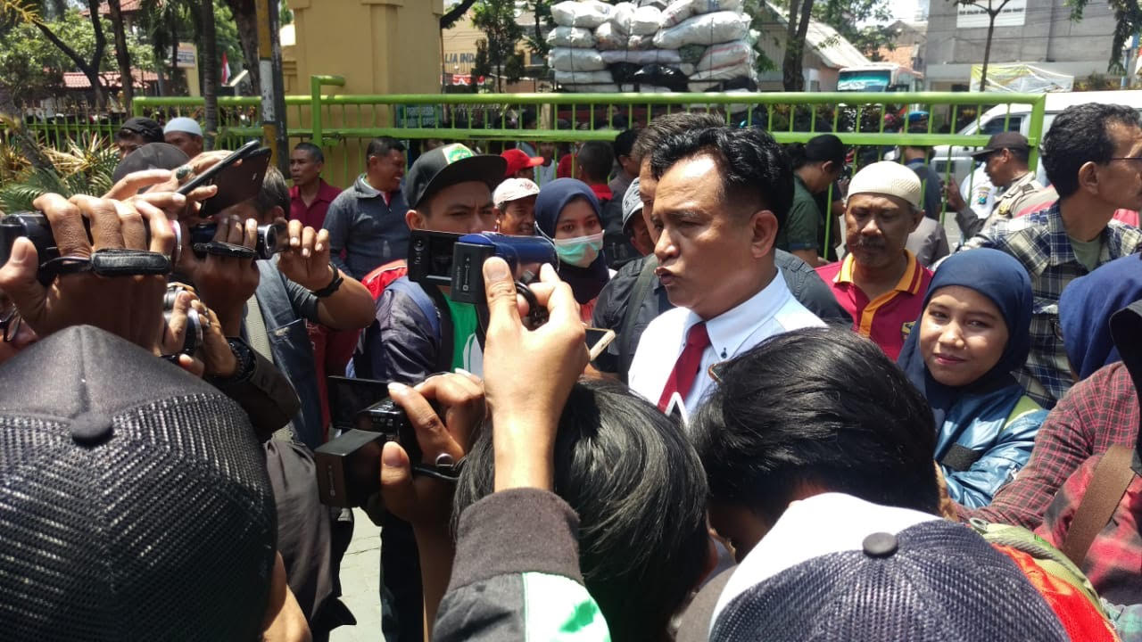 Yusril Ihza Mahendra saat memberikan keterangan kepada sejumlah wartawan di PN Surabaya, Rabu (12/9/2018).