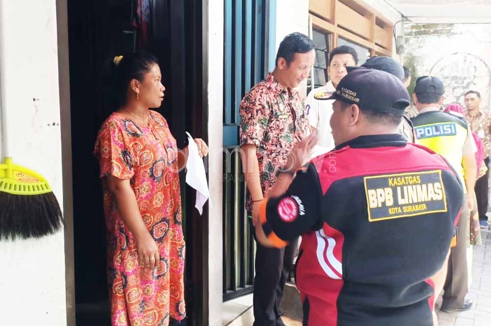 Petugas gabungan saat menggelar operasi yustisi di wilayah Kecamatan Tambaksari