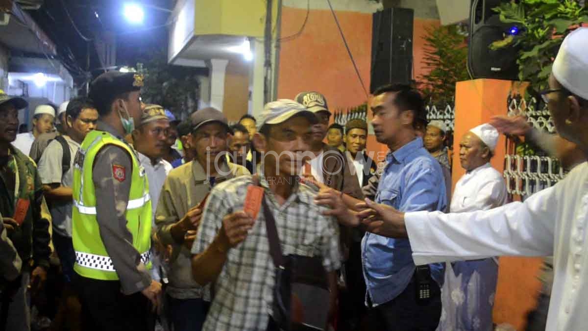 Antrian pembagian zakat di Jalan kalimas Surabaya