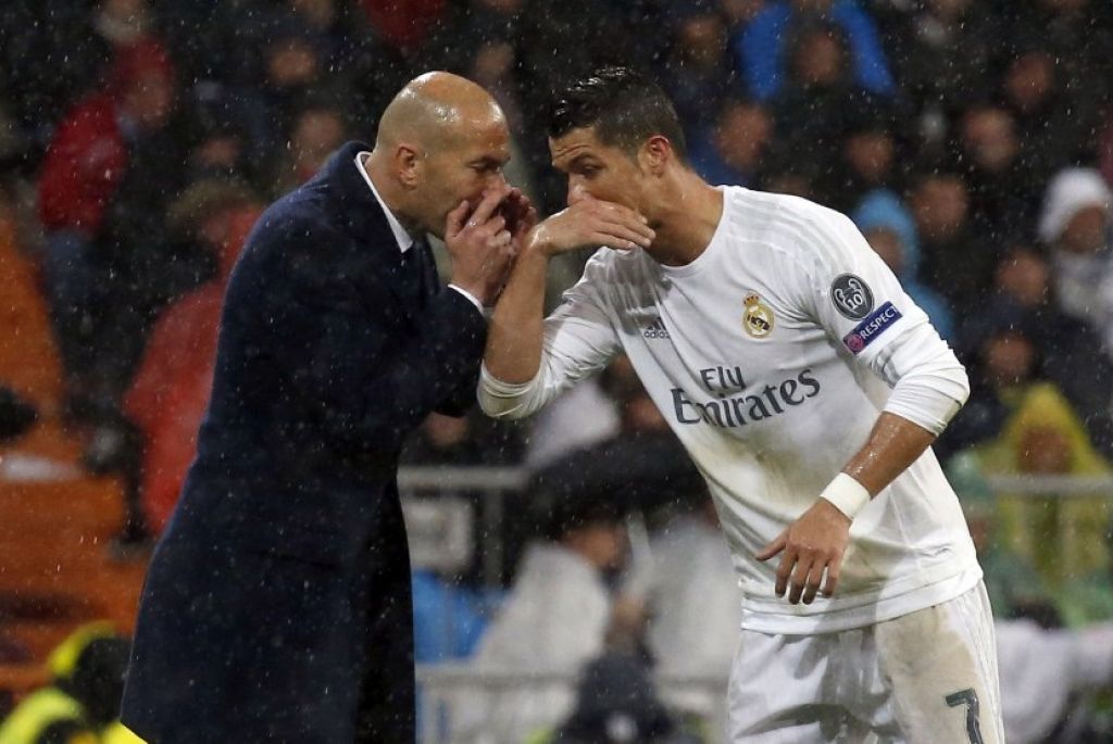Pelatih Real Madrid Zinedine Zidane dan bekas bintang Madrid, Cristiano Ronaldo (Foto: EPA/KIKO HUESCA via Republika)